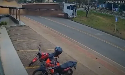 
          Imagem ilustrativa da imagem Homem sofre 'apagão', perde controle de carreta e atinge dois carros em Colatina
          