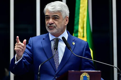 
          Imagem ilustrativa da imagem Humberto Costa critica Centrão e defende reforma ministerial no governo Lula
          