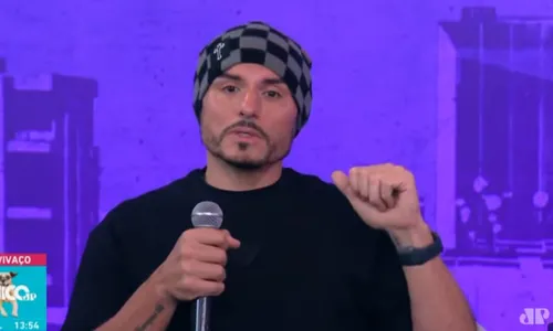 
          Imagem ilustrativa da imagem Humorista Carlos Mendigo fala pela primeira vez após prisão: "Quero ver meu filho"
          