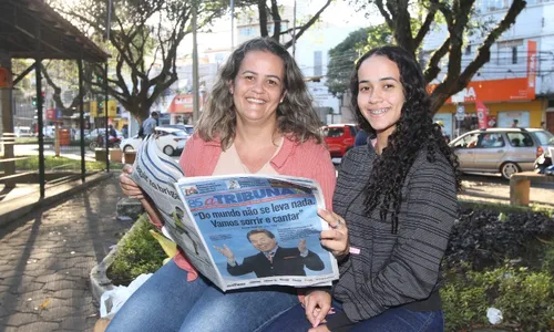 
          Imagem ilustrativa da imagem Idosos se emocionam com as memórias com Silvio Santos na TV
          