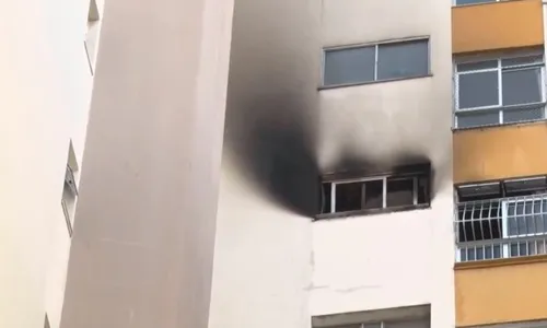 
          Imagem ilustrativa da imagem Incêndio em apartamento de casal de idosos assusta moradores de prédio em Vitória
          