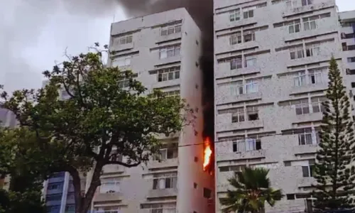 
          Imagem ilustrativa da imagem Incêndio em apartamento em Boa Viagem mobiliza bombeiros e deixa estragos no imóvel
          