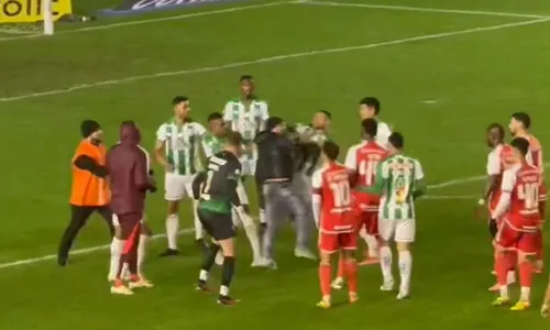 
          Imagem ilustrativa da imagem Jogador do Juventude é expulso após dar soco em torcedor que invadiu o campo
          