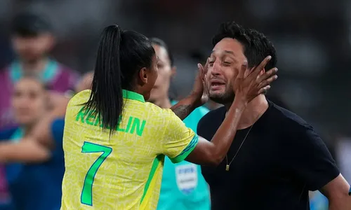 
          Imagem ilustrativa da imagem Jornais da Espanha se rendem à seleção feminina após derrota na Olimpíada
          