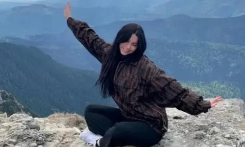 
          Imagem ilustrativa da imagem Jovem é atacada por urso na frente do namorado e morre na Romênia
          