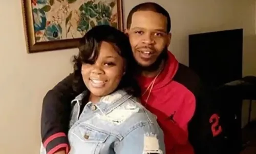 
          Imagem ilustrativa da imagem Juiz diz que morte de Breonna Taylor foi causada por namorado, não por policiais
          