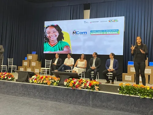 
          Imagem ilustrativa da imagem Juscelino Filho fiscaliza 5G em Recife e anuncia doação de computadores
          