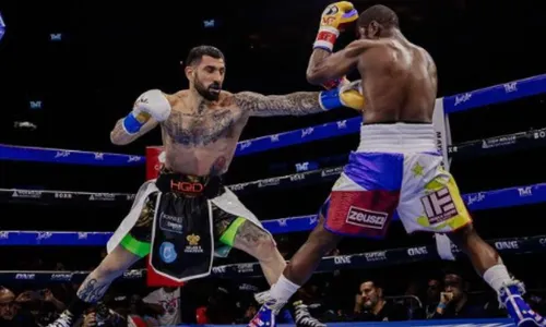 
          Imagem ilustrativa da imagem Lenda do boxe, Floyd Mayweather é vaiado após luta de exibição no México
          