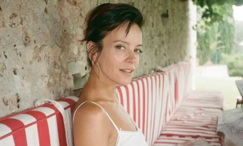 
          Imagem ilustrativa da imagem Lily Allen discute com ONG de direitos animais após devolver cachorro ao abrigo
          