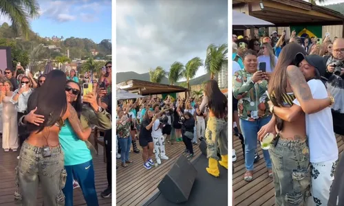 
          Imagem ilustrativa da imagem Ludmilla emociona jogadoras ao fazer show para receber seleção feminina de futebol
          