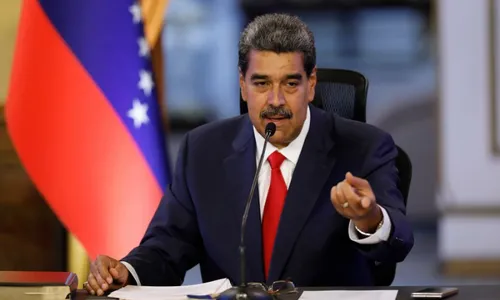 
          Imagem ilustrativa da imagem Maduro deleta WhatsApp de seu celular e pede que apoiadores façam o mesmo
          