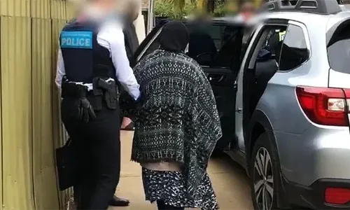 
          Imagem ilustrativa da imagem Mãe é presa por forçar filha a se casar; jovem foi assassinada pelo marido
          