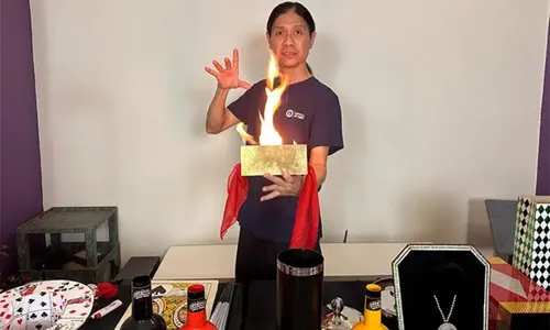 
          Imagem ilustrativa da imagem Mágico quebra recorde ao realizar 17 truques de ilusão em apenas três minutos
          