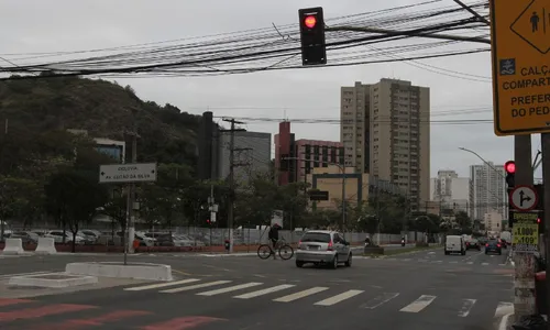 
          Imagem ilustrativa da imagem Mais de 100 motoristas multados todo dia por avançar semáforo
          