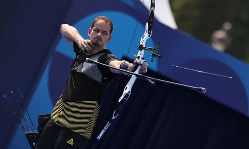 
          Imagem ilustrativa da imagem Marcus D'Almeida supera promessa japonesa e vai às oitavas no tiro com arco
          