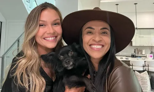 
          Imagem ilustrativa da imagem Marta anuncia noivado com Carrie Lawrence, lateral-direita do Orlando Pride
          