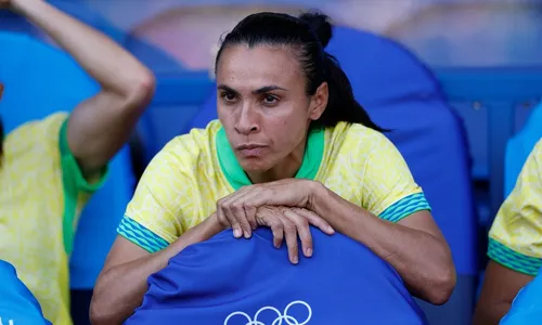
          Imagem ilustrativa da imagem Marta indica estar fora da Copa e desabafa: 'Não devemos nada'
          