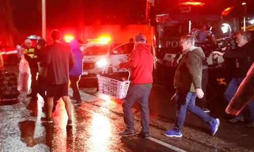 
          Imagem ilustrativa da imagem Vizinhos abrem suas casas para apoiar trabalho dos bombeiros em Vinhedo
          