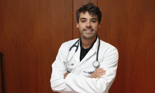 
          Imagem ilustrativa da imagem Médico do ES salva a vida de passageiro em voo: “Foram 5h30 cuidando dele"
          