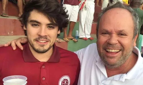 
          Imagem ilustrativa da imagem Médico que salvou passageiro em avião perdeu o pai durante viagem para o vestibular
          