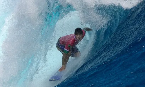 
          Imagem ilustrativa da imagem Medina confirma favoritismo, supera Chumbinho e vai à semifinal do surfe
          