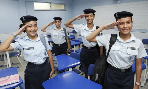 
          Imagem ilustrativa da imagem Meninas de olho em vagas para servir ao Exército
          