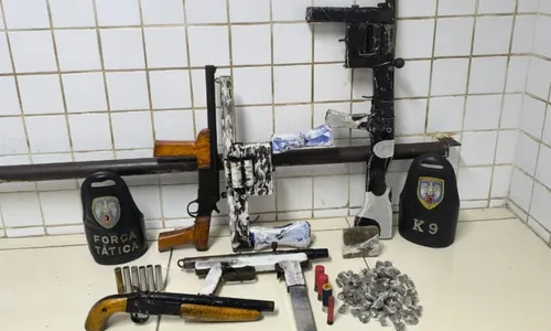 
          Imagem ilustrativa da imagem Metralhadora, escopetas e drogas são apreendidas pela PM em Serra
          
