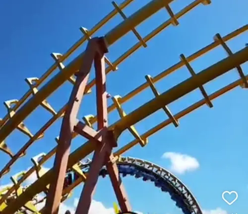 
          Imagem ilustrativa da imagem Montanha-russa do Mirabilandia trava no alto e visitantes são resgatados
          