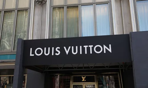 
          Imagem ilustrativa da imagem Mulher faz equipe da Louis Vuitton contar R$ 476 mil e desiste da compra
          