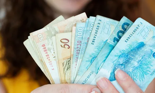 
          Imagem ilustrativa da imagem Mulher gasta R$ 1,3 milhão com falsos pais de santo indicados por empregada
          