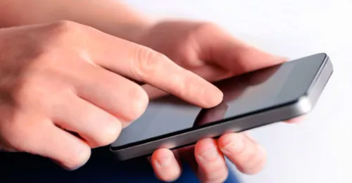 
          Imagem ilustrativa da imagem Mulher presa por extorquir dinheiro de homem mais velho que conheceu em aplicativo
          