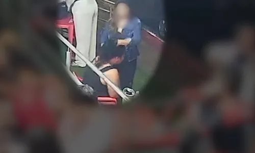 
          Imagem ilustrativa da imagem Mulher pula de carro em movimento para escapar de agressões
          