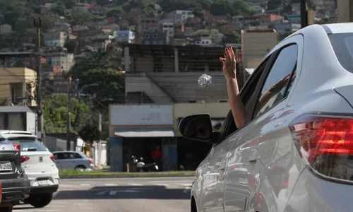 
          Imagem ilustrativa da imagem Multados por jogar papel e chiclete pela janela do carro
          