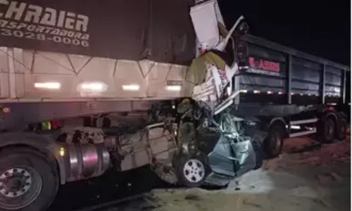 
          Imagem ilustrativa da imagem Na BR-116, no Paraná, acidente com duas carretas e um carro deixa 6 mortos
          