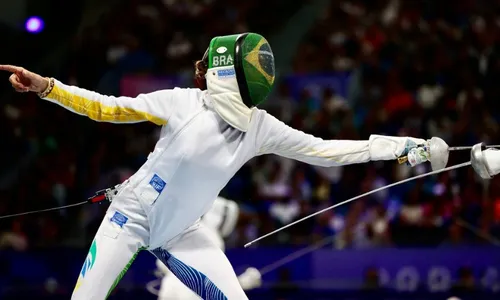 
          Imagem ilustrativa da imagem Nathalie Moellhausen passa mal na esgrima, volta a competir, mas é eliminada
          