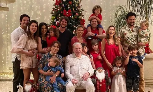 
          Imagem ilustrativa da imagem "DO MUNDO NÃO SE LEVA NADA. VAMOS SORRIR E CANTAR": O ADEUS A SILVIO SANTOS
          