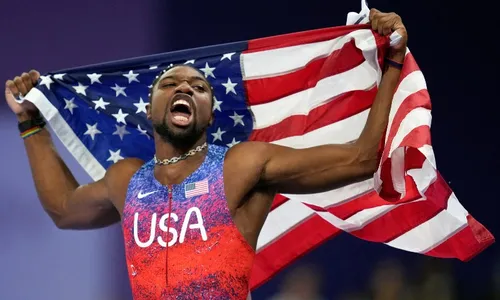 
          Imagem ilustrativa da imagem Noah Lyles rebate jogador de futebol americano que o desafiou para corrida
          