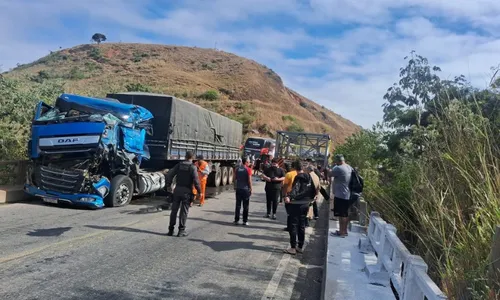 
          Imagem ilustrativa da imagem Ônibus da dupla César Menotti e Fabiano bate em carretas e show no ES é cancelado
          