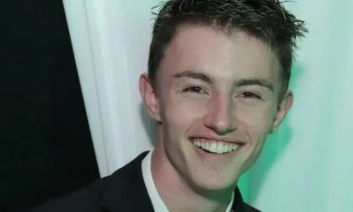 
          Imagem ilustrativa da imagem Pai e filho morrem na mesma rua em intervalo de 8 anos vítimas de acidentes
          