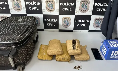 
          Imagem ilustrativa da imagem Passageira é presa transportando 2,5 kg de skunk de Mato Grosso para o ES
          