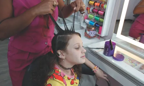 
          Imagem ilustrativa da imagem Passo a passo de penteados estilosos para meninas
          