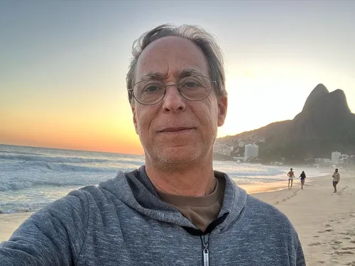 
          Imagem ilustrativa da imagem Pedro Cardoso critica homenagens a Silvio Santos e Delfim Netto
          