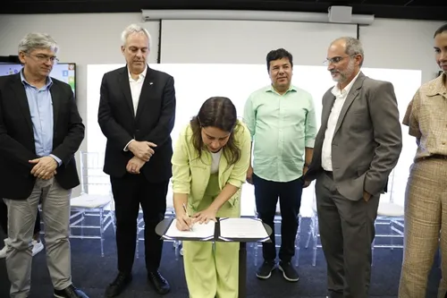 
          Imagem ilustrativa da imagem Pernambuco lança programa que oferece 35 mil vagas em cursos profissionais
          