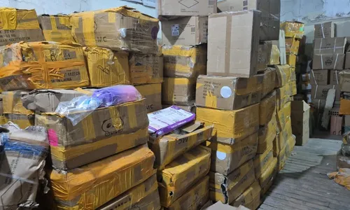 
          Imagem ilustrativa da imagem Polícia apreende 45 mil eletrônicos, brinquedos e copos térmicos falsificados no ES
          