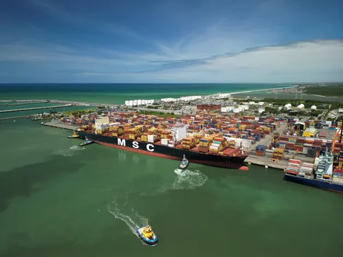 
          Imagem ilustrativa da imagem Porto de Suape recebe supernavio de 366 metros pela primeira vez
          