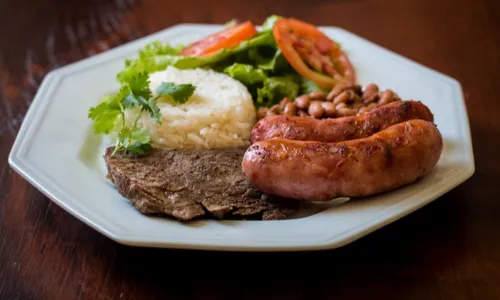 
          Imagem ilustrativa da imagem Prato salgado: comer fora em Vitória custa em média R$ 54
          