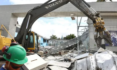 
          Imagem ilustrativa da imagem Prefeitura do Recife entrega 100 cestas básicas e remove entulhos do Santuário
          