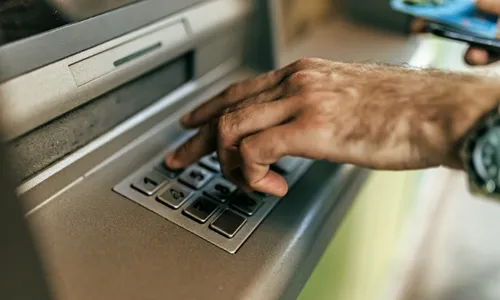 
          Imagem ilustrativa da imagem Presos golpistas que fingiam ser funcionários de bancos para enganar idosos
          