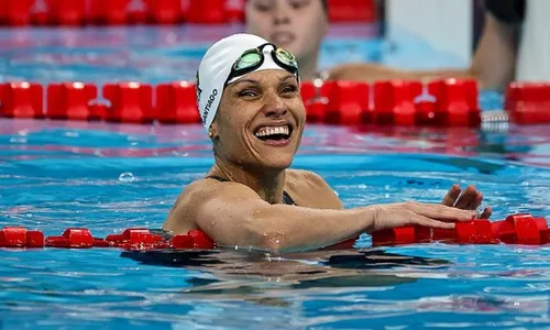 
          Imagem ilustrativa da imagem Quem é Carol Santiago, paratleta que se tornou maior medalhista de ouro do Brasil
          