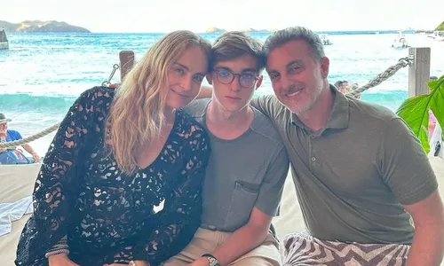 
          Imagem ilustrativa da imagem Quem é o filho de Angélica e Luciano Huck que levou 'cantada' de Anitta?
          